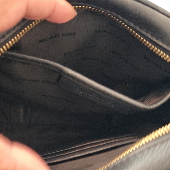 Michael Kors Black Crossbody with Gold Chain - Picture 4 of 8